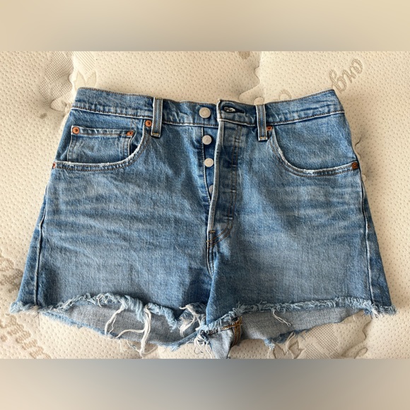 Levi’s Ribcage Shorts - Picture 3 of 5